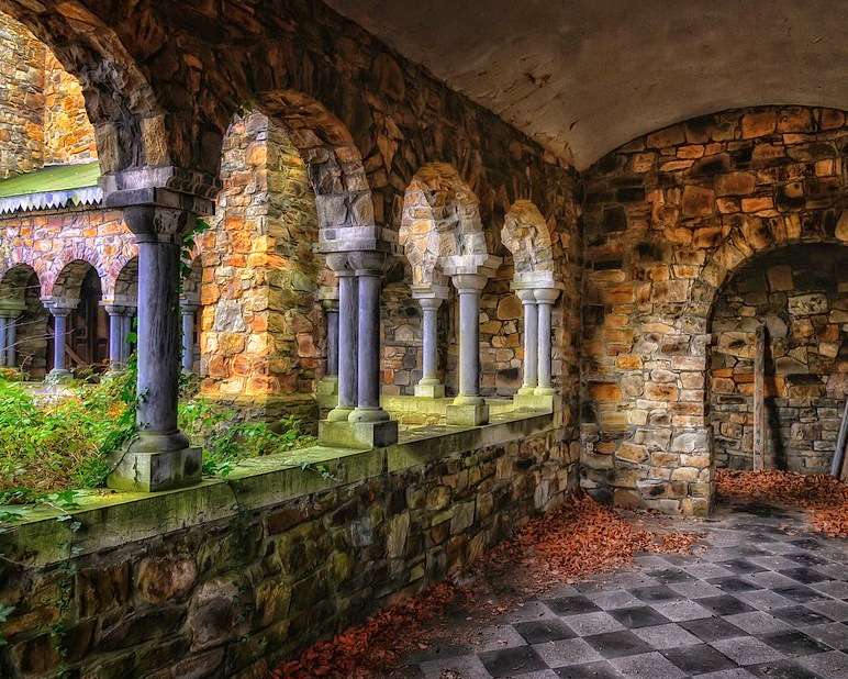 Таємничі аркади середньовічного монастиря пазл онлайн