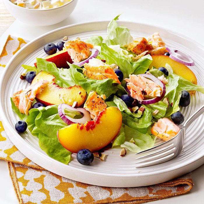 Salat mit gegrilltem Lachs und Pfirsich Puzzlespiel online