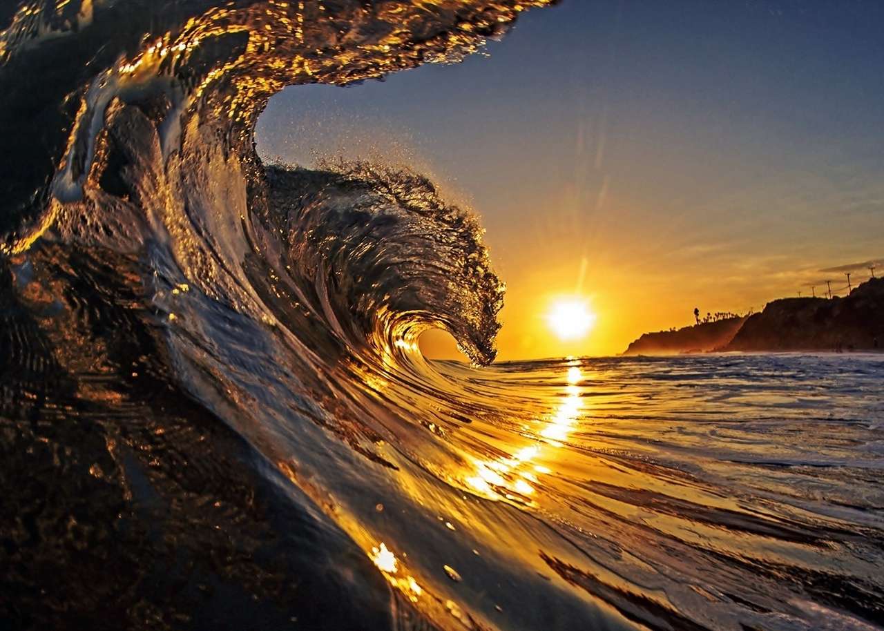 Sonnenuntergang und Wellen auf dem Meer Puzzlespiel online