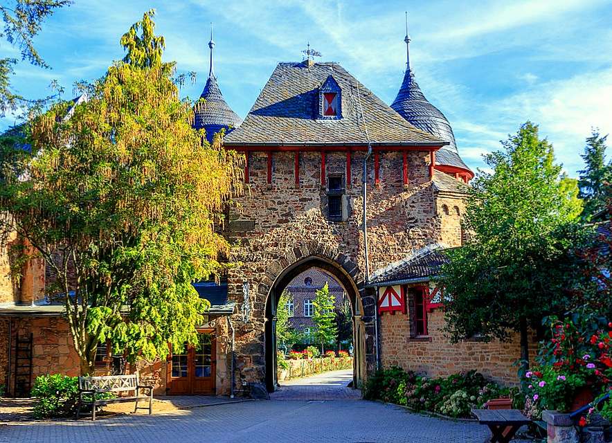 Красивые средневековые ворота замка Сацвей онлайн-пазл