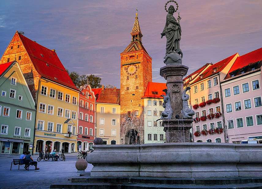 Fontána na náměstí při západu slunce (Bavorsko) online puzzle