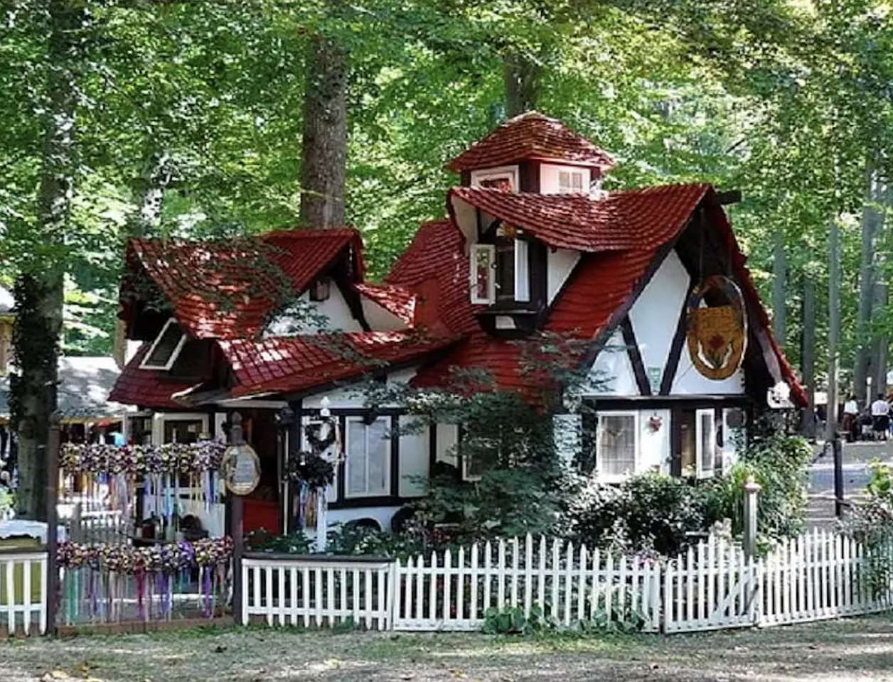 Een sprookjesachtig huis in een berkenpark legpuzzel online