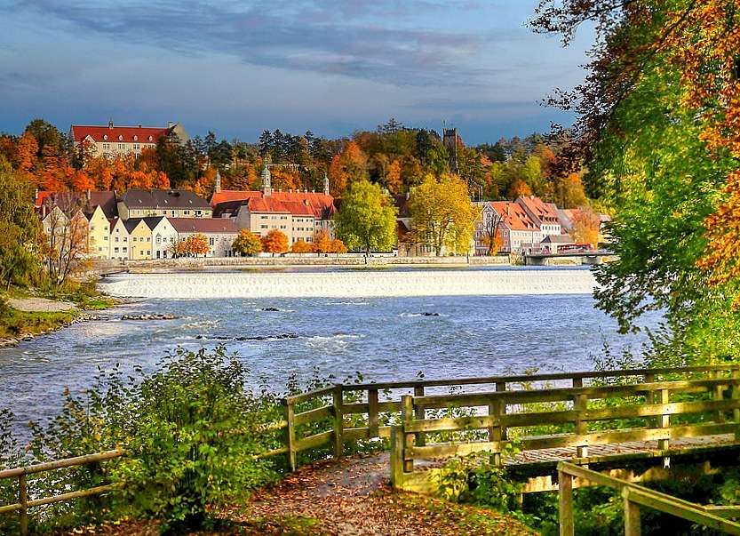 Vedere frumoasă asupra orașului și a pragului de pe râu (Bavaria) puzzle online