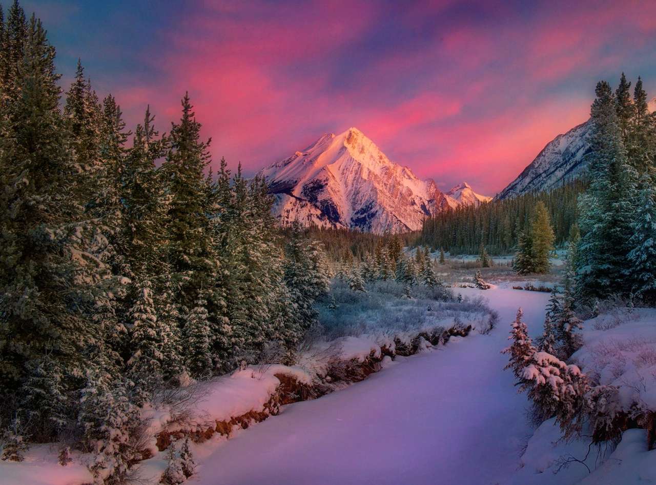 Coucher du soleil d'hiver au-dessus des montagnes et du ciel rose puzzle en ligne