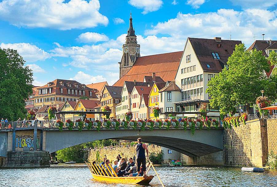 Лодка, мост и стари къщи на река Некар (Германия) онлайн пъзел