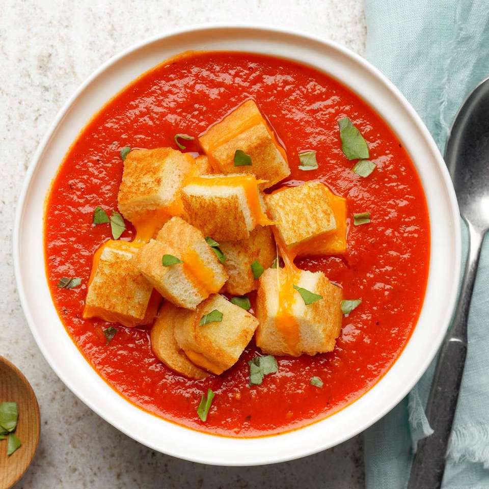 Zuppa di pomodoro con bocconcini di formaggio alla griglia puzzle online