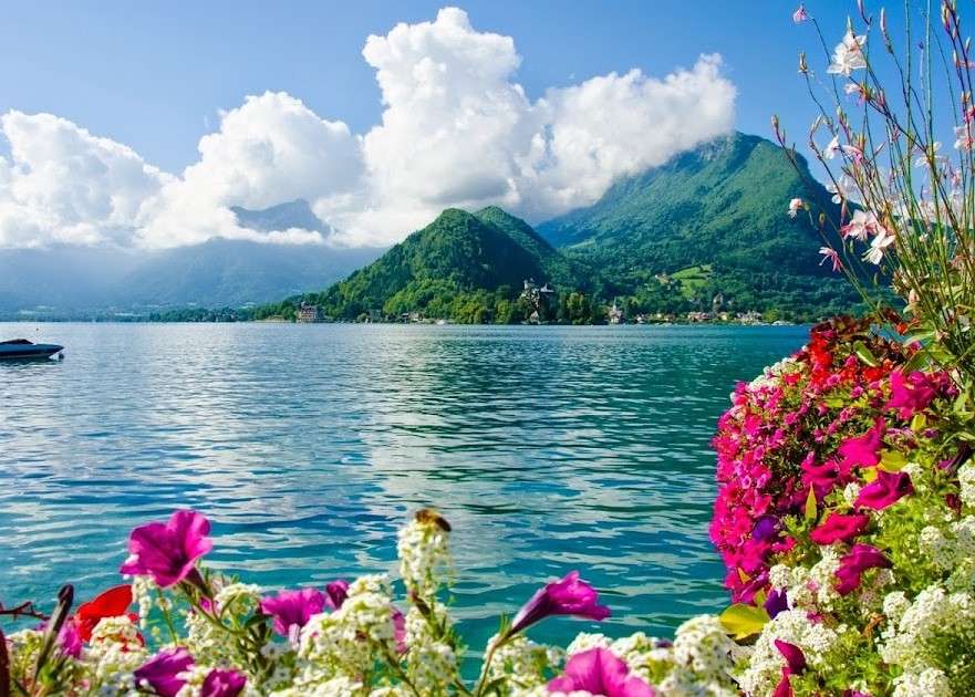 Езеро и бряг в планината онлайн пъзел