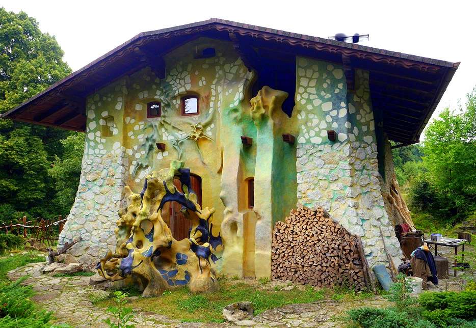 Une étrange maison dans la campagne slovaque puzzle en ligne