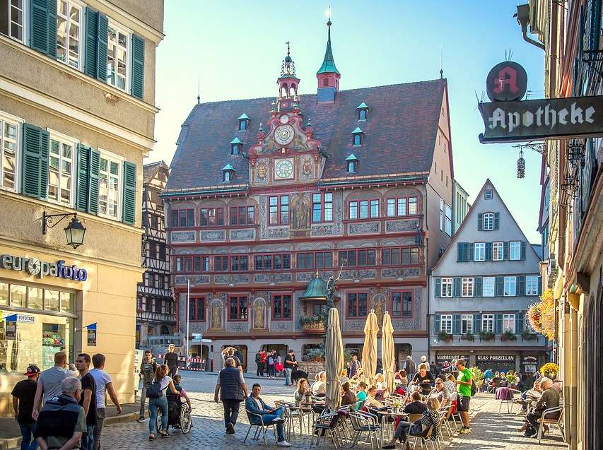 Gatucafé och vackra byggnader i Tübingen Pussel online