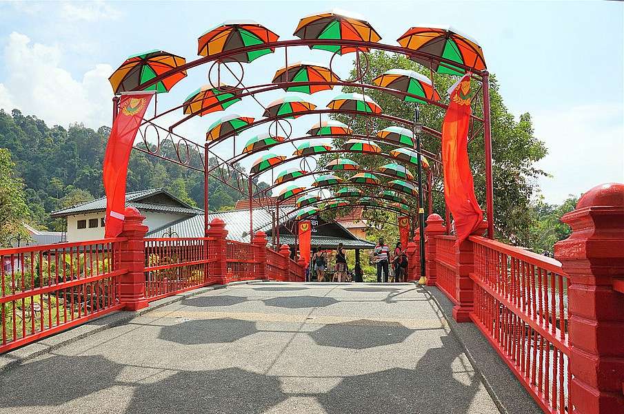 Мост, украшенный зонтиком (Малайзия) пазл онлайн