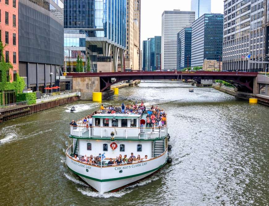 С лодка в центъра на града? Има го само в Чикаго онлайн пъзел