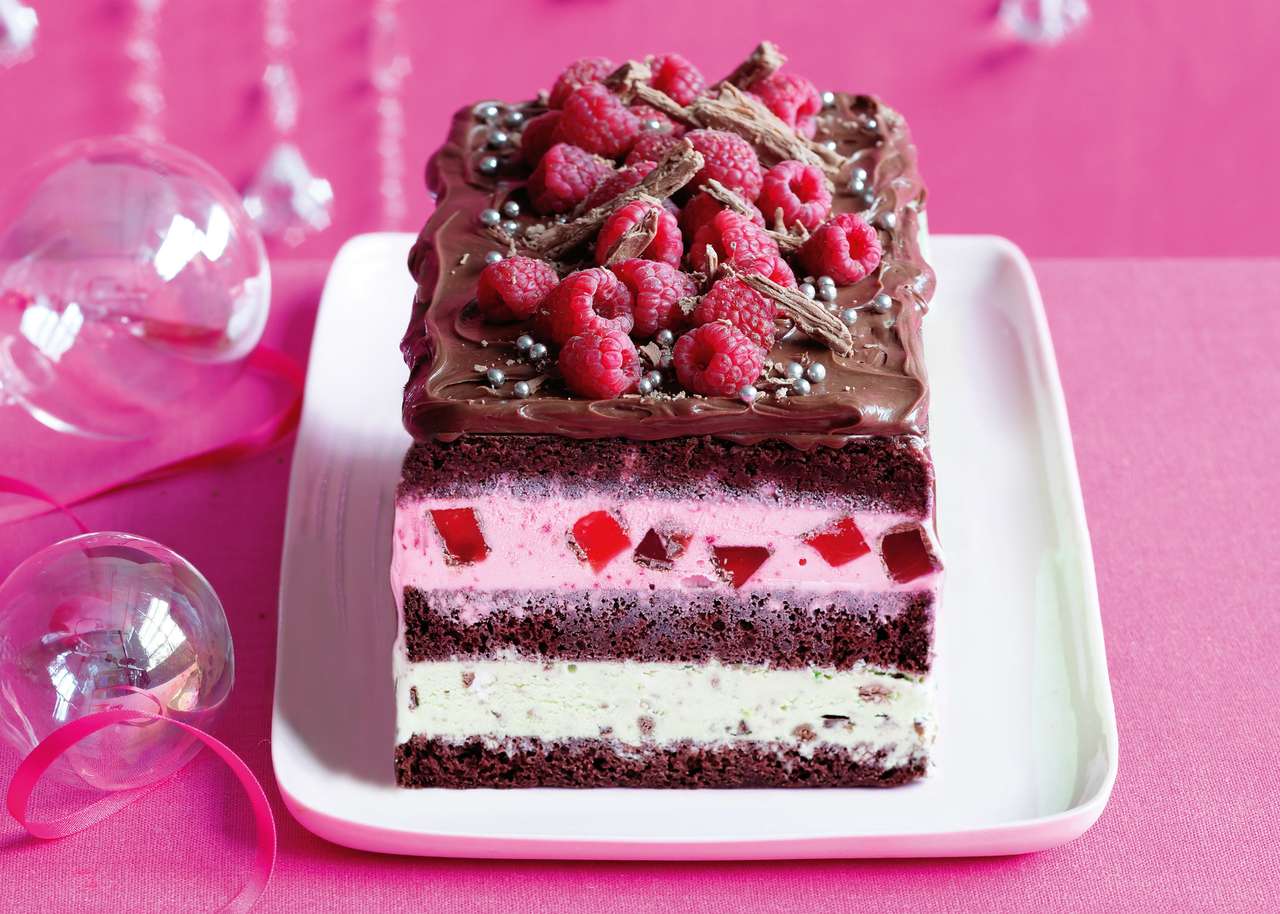 Шоколадно-малиновый торт, вкуснятина пазл онлайн