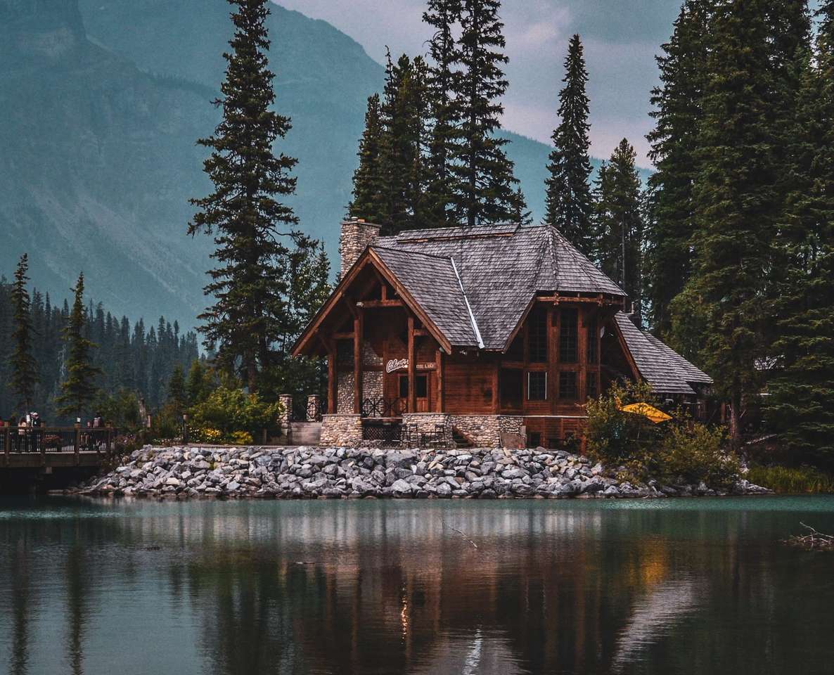 Γοητευτικό γραφικό σπίτι σχεδόν πάνω στη λίμνη online παζλ
