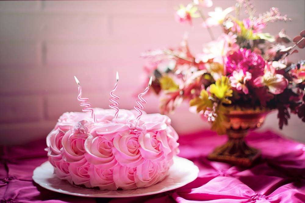 Торт у кремових трояндах онлайн пазл