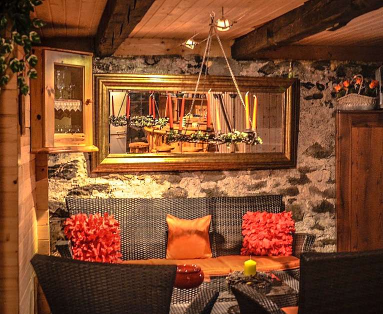 Rustikální obývací pokoj s krásným zrcadlem online puzzle