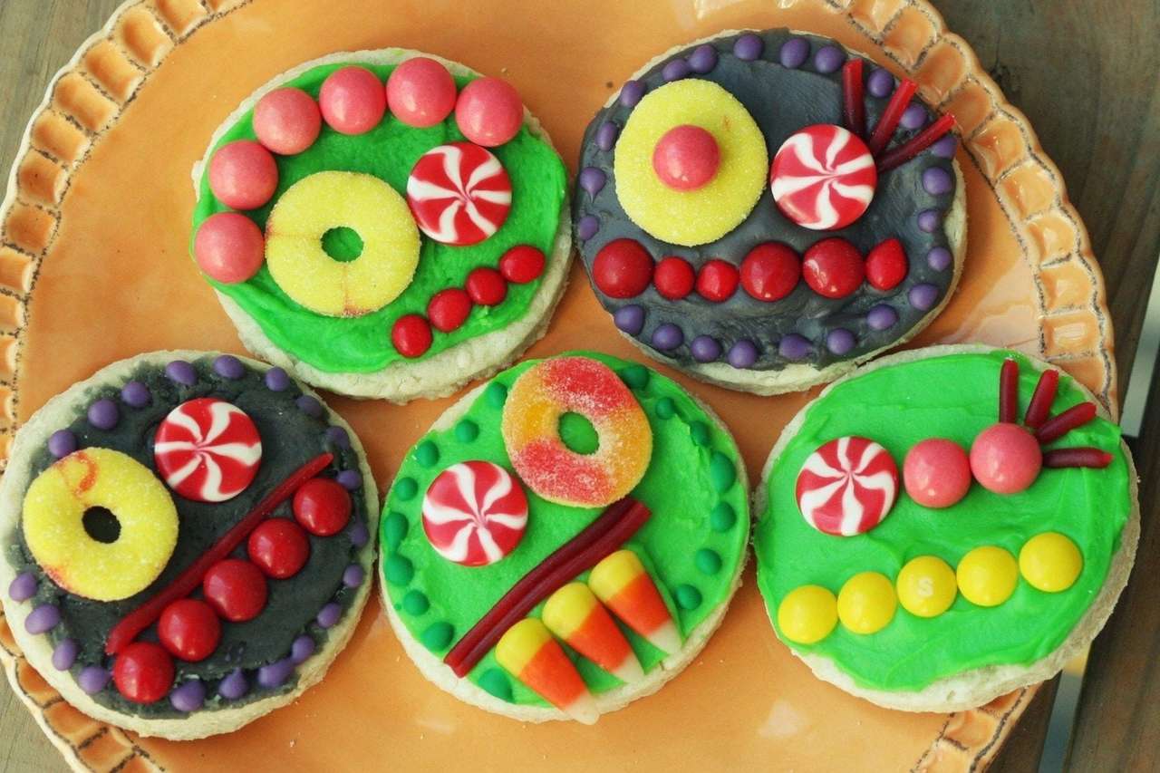 Πολύχρωμα χαρούμενα μπισκότα για το Kinder Party online παζλ