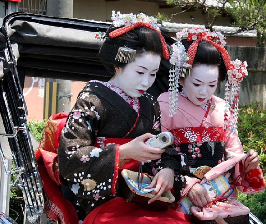 Японски красавици в красиви костюми на гейши онлайн пъзел