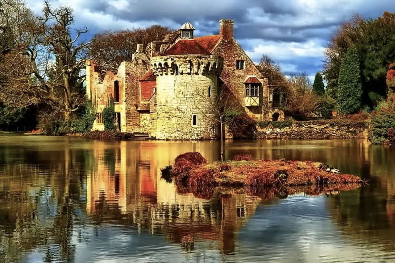 Egy gyönyörű fekvésű kastély Angliában, a táj csodálatos online puzzle
