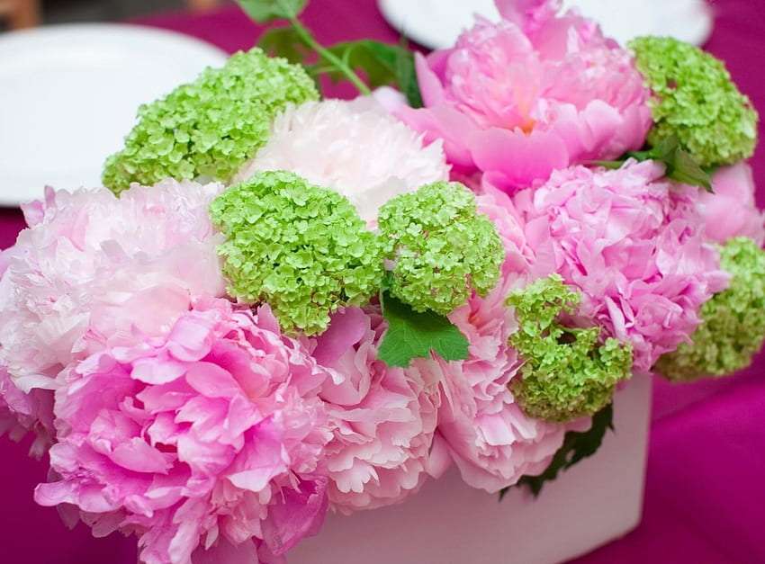 Bájos, gyönyörű hortenziák és pünkösdi rózsa, csodacsokor online puzzle