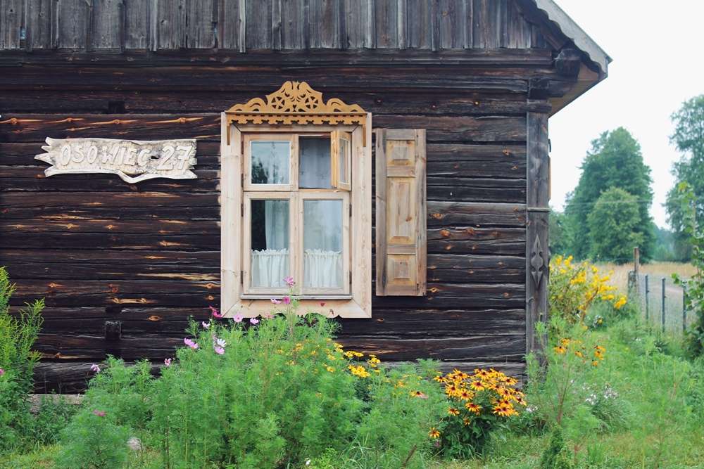Fensterläden in einer Holzhütte Online-Puzzle