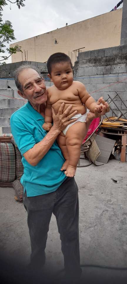 Дедушка с его красивым внуком онлайн-пазл
