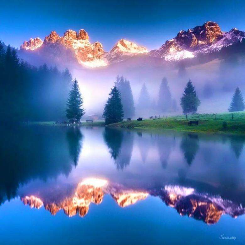 Reflexão no lago das montanhas no meio do nevoeiro puzzle online