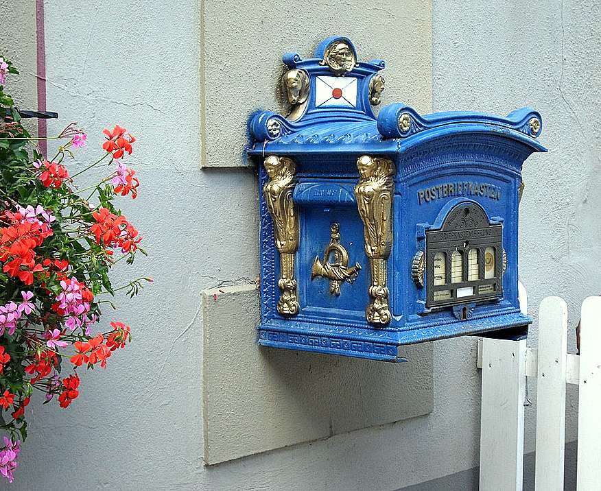 Синий почтовый ящик онлайн-пазл