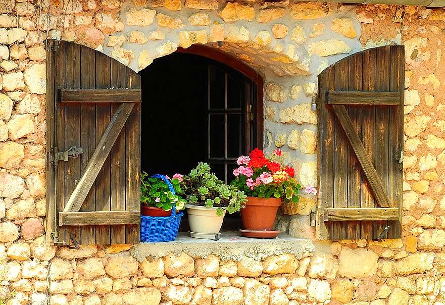 Färska blommor i ett gammalt fönster Pussel online