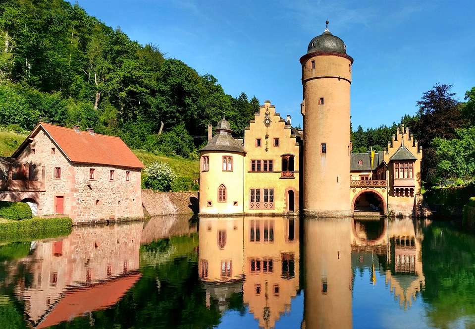 Mespelbrunn - slott vid vattnet pussel på nätet