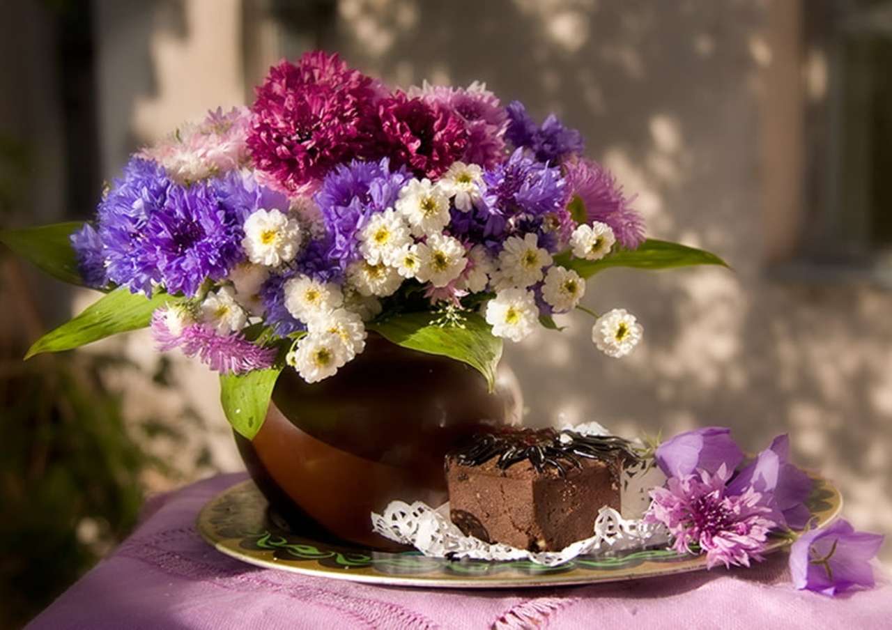 Ein leckerer Kuchen mit einem solchen Bouquet schmeckt besser Puzzlespiel online