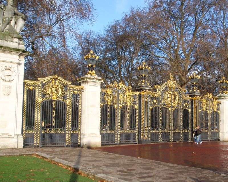 Богато украсена порта в Лондон онлайн пъзел
