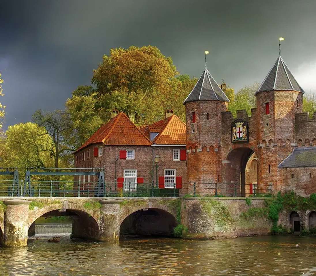 Het oude kasteel maakt indruk met zijn schoonheid legpuzzel online