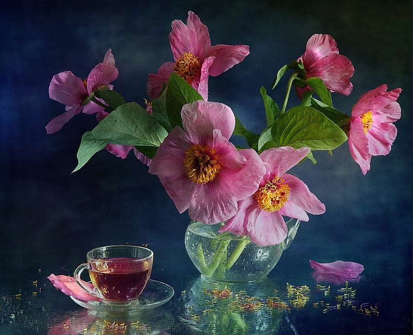 Краса цих квітів і скляний посуд онлайн пазл