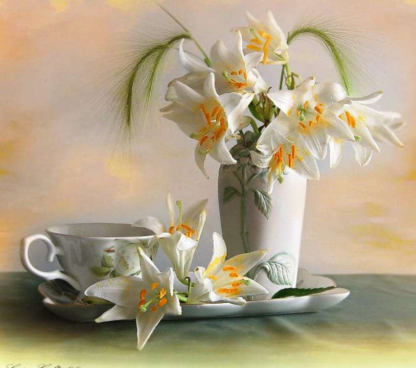 Frumusețea crinilor albi într-o vază frumoasă încântă puzzle online