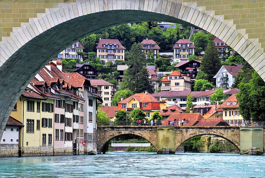 Uitzicht vanaf onder de brug naar een stad in Zwitserland legpuzzel online