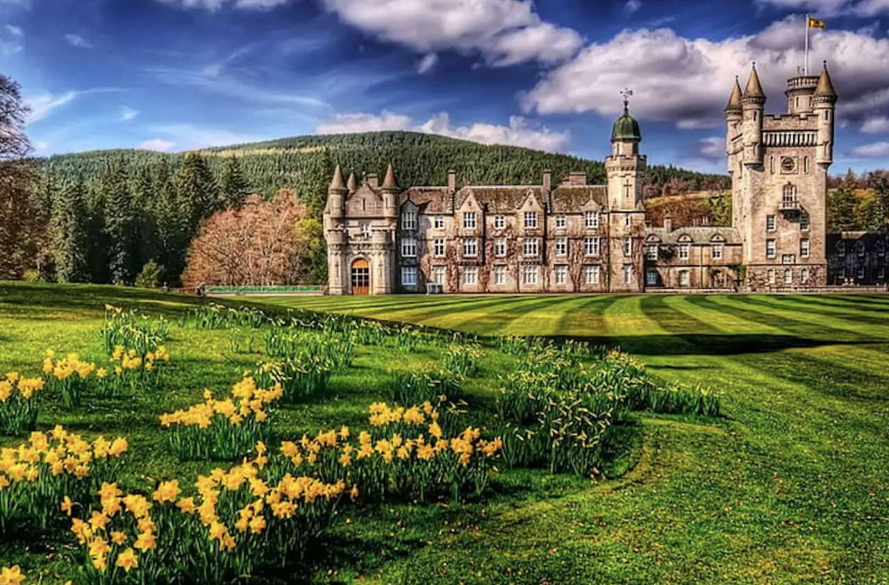 Замъкът Балморал на кралица Елизабет II в Шотландия онлайн пъзел