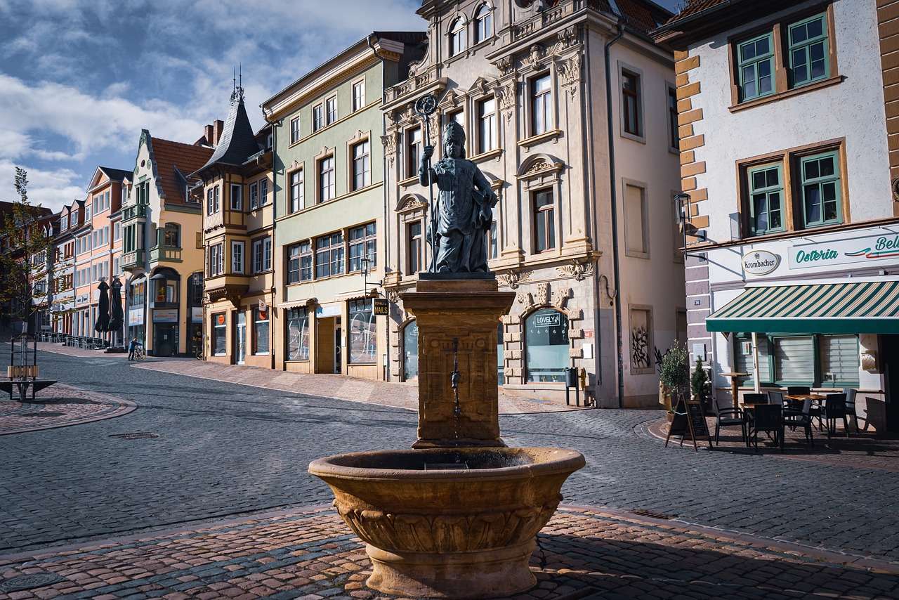 Městské náměstí s fontánou online puzzle