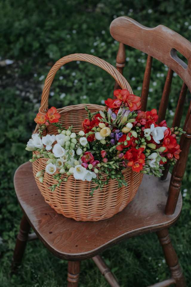Цветы в корзине онлайн-пазл