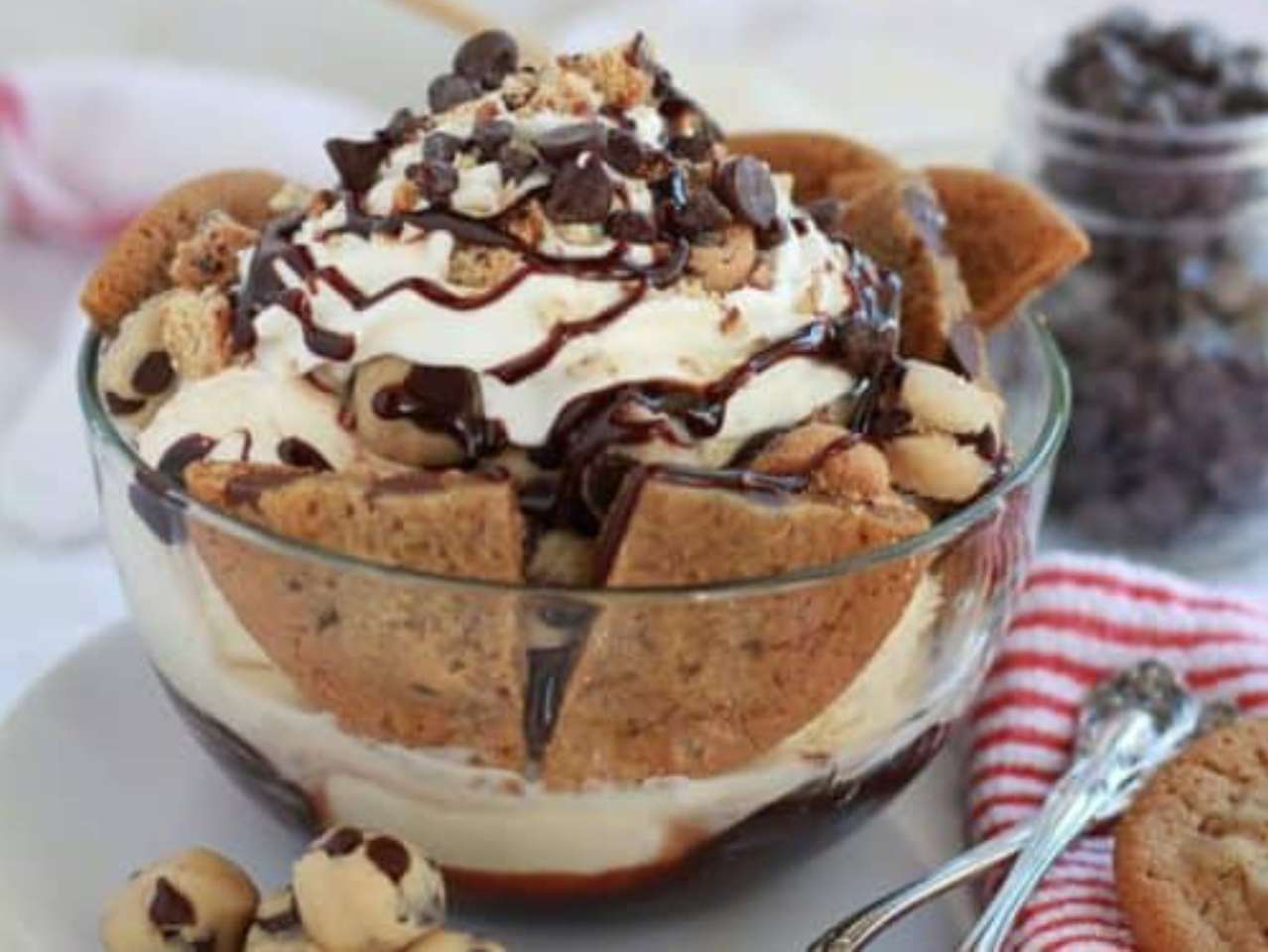 Čokoládové sušenky zmrzlinový pohár skládačky online