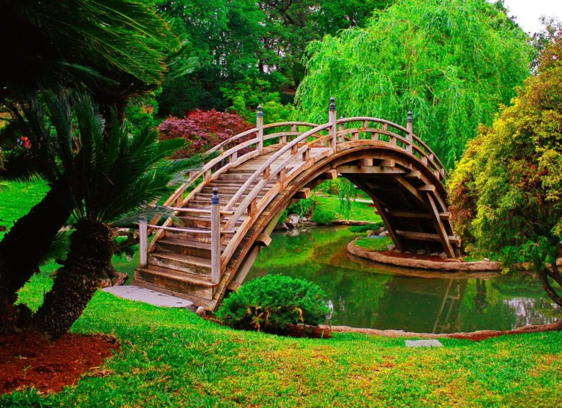 Un parco con un ponte stravagante su uno stagno, un miracolo puzzle online