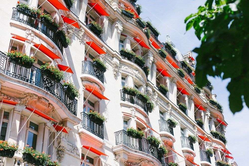 Balkony na budově v hotelu online puzzle