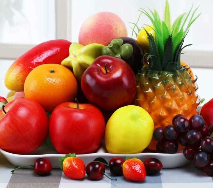 Штучні фрукти на столі онлайн пазл