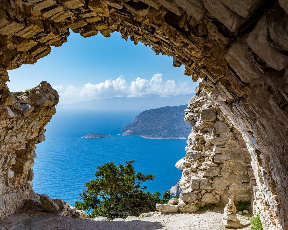 Grèce - une grotte avec vue sur la Méditerranée puzzle en ligne