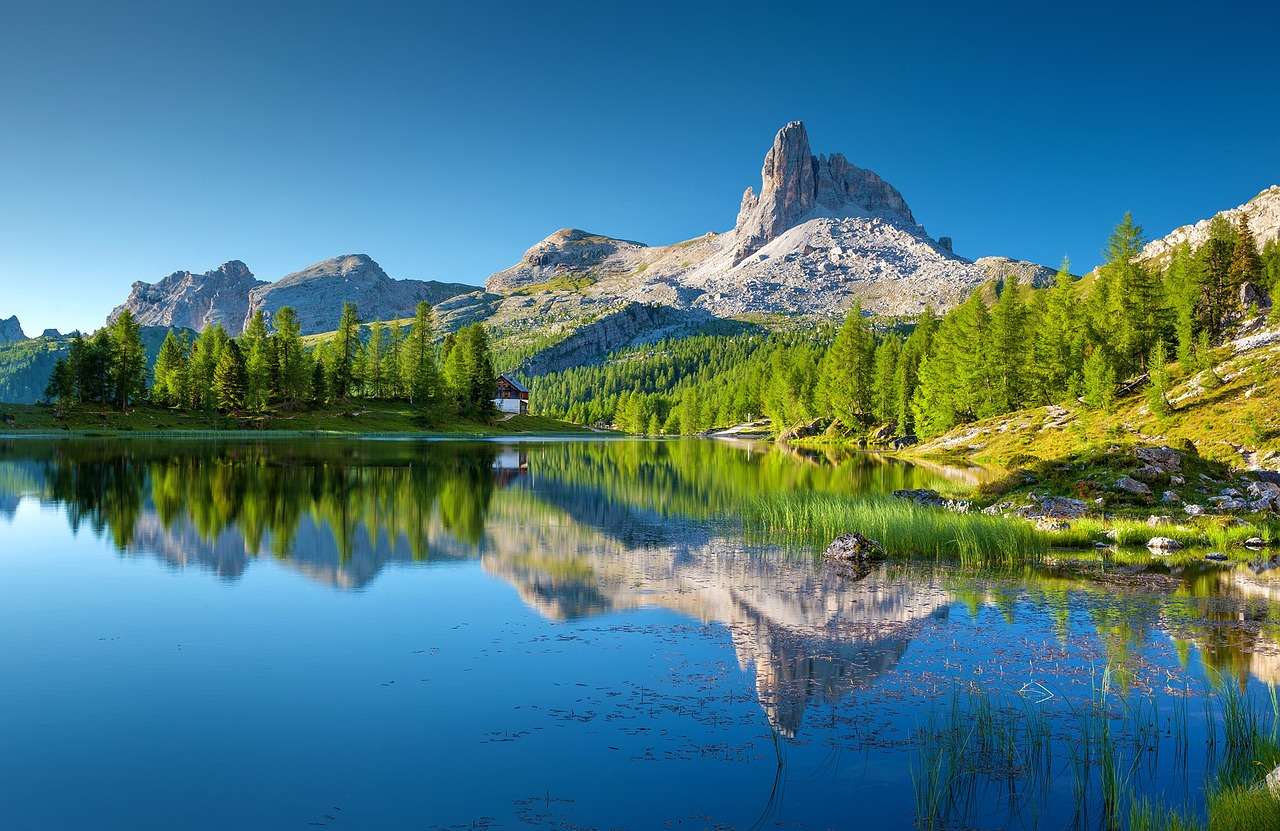 Lago de montaña Dolomitas rompecabezas en línea