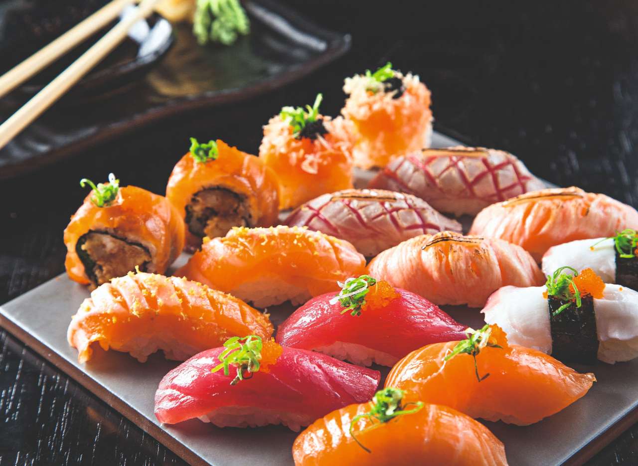 Sushi japonés original hecho de salmón crudo rompecabezas en línea