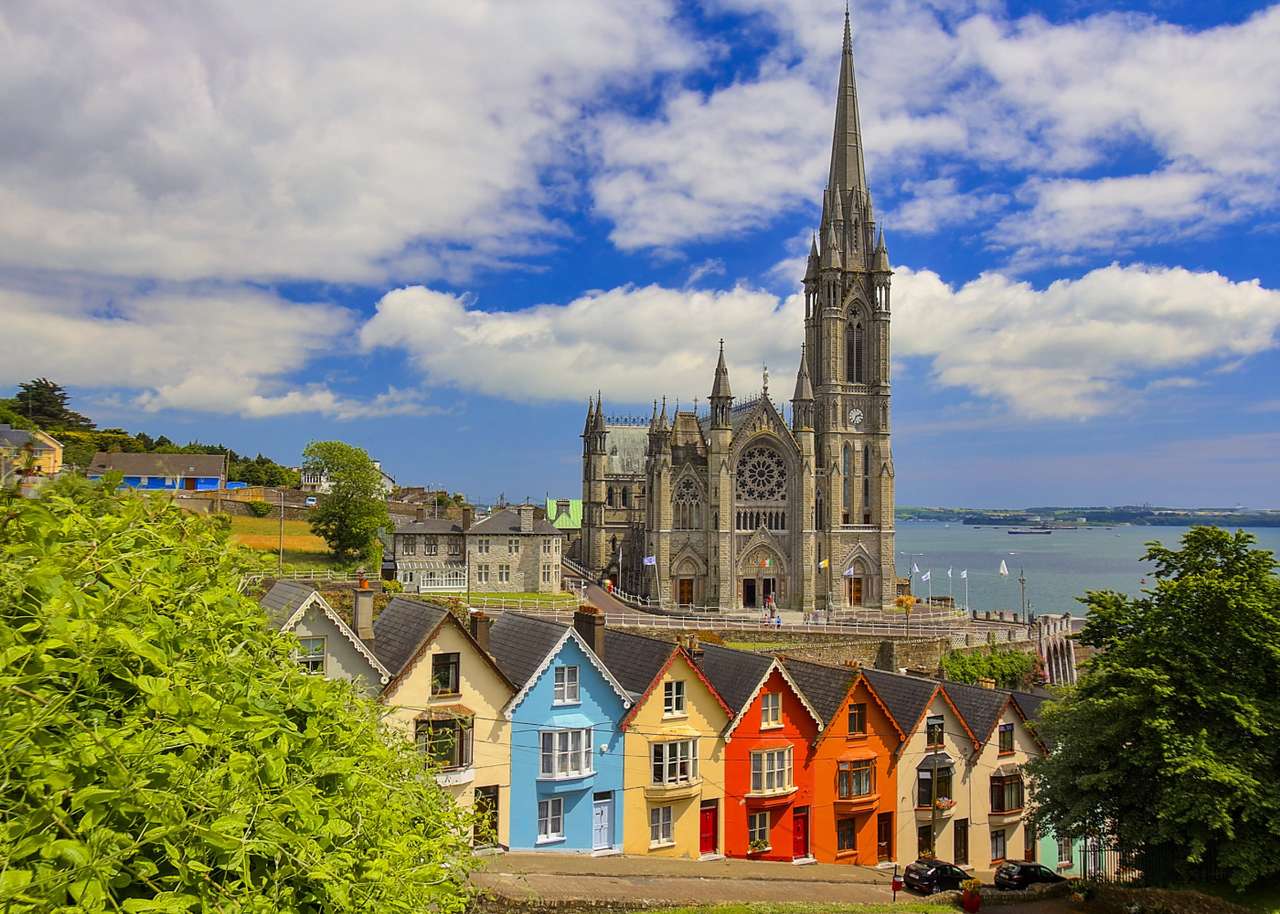 katedrális Szent Kolman in Cobh - bájosan színes a lábánál kirakós online