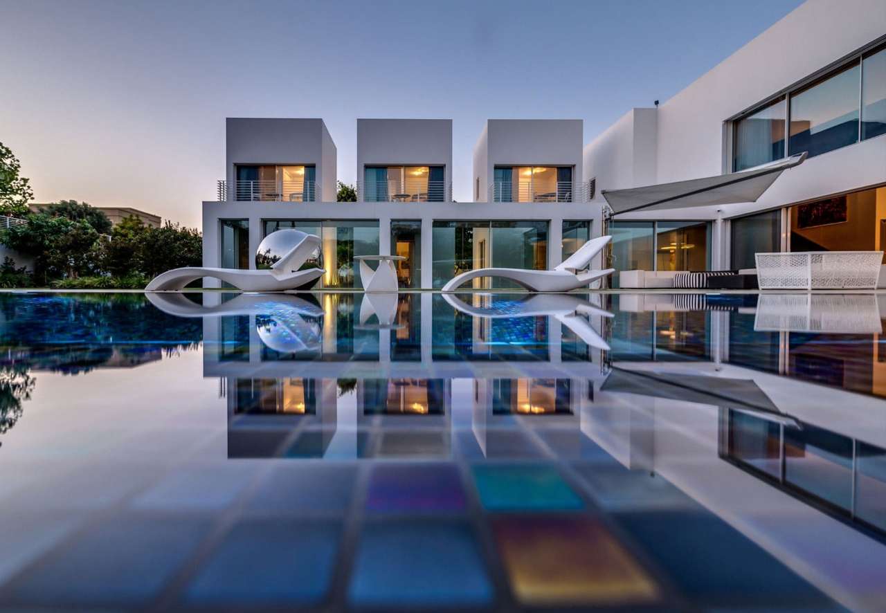 Luxurious modern residence with swimming pool, departure online puzzle