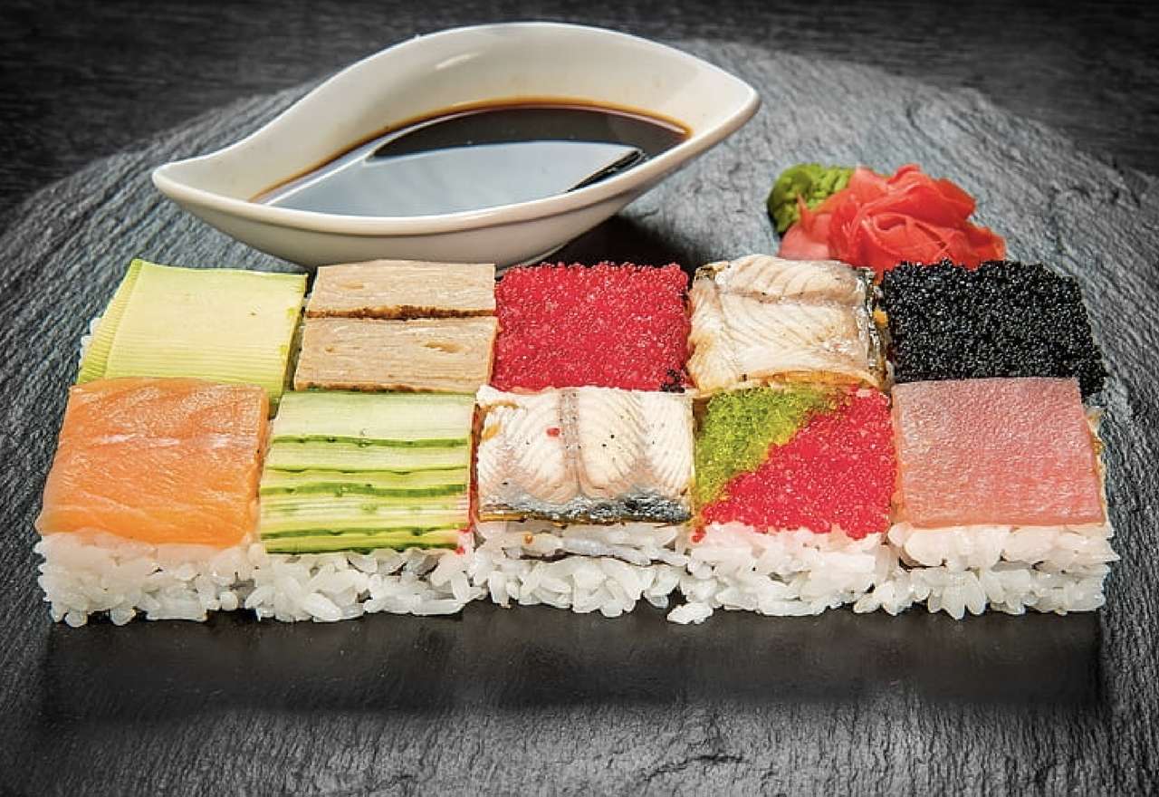 Japonské ''cookie'' sushi s jikrami a kaviárem skládačky online