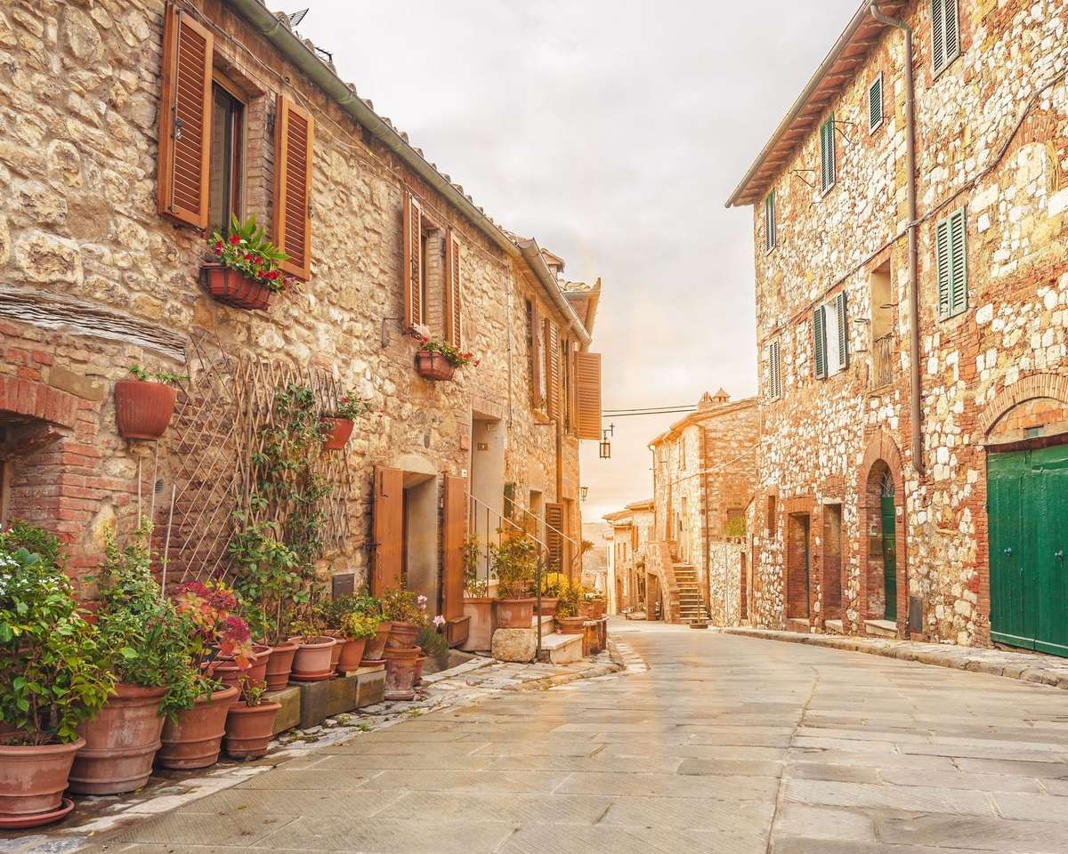 Тоскана, улица с многоквартирными домами онлайн-пазл