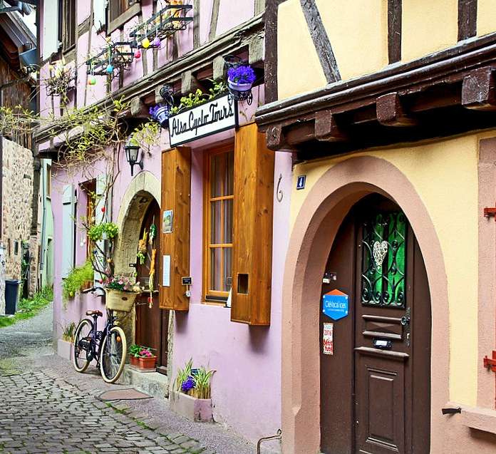 Casa adosada decorada en Eguisheim (Francia) rompecabezas en línea